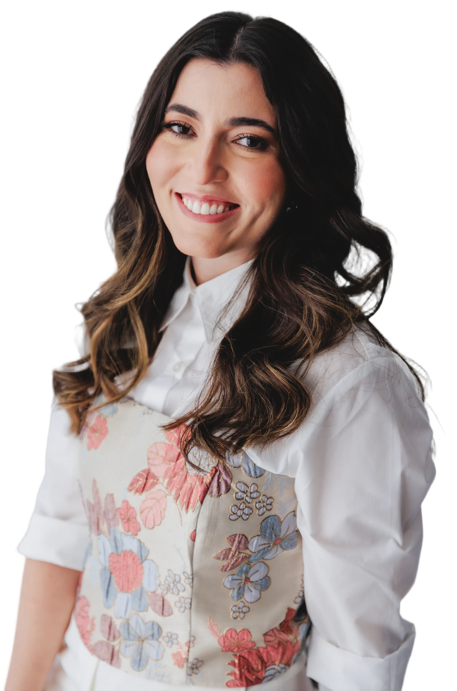 Dra. Nabila Demachki sorrindo, de camisa branca e colete estampado