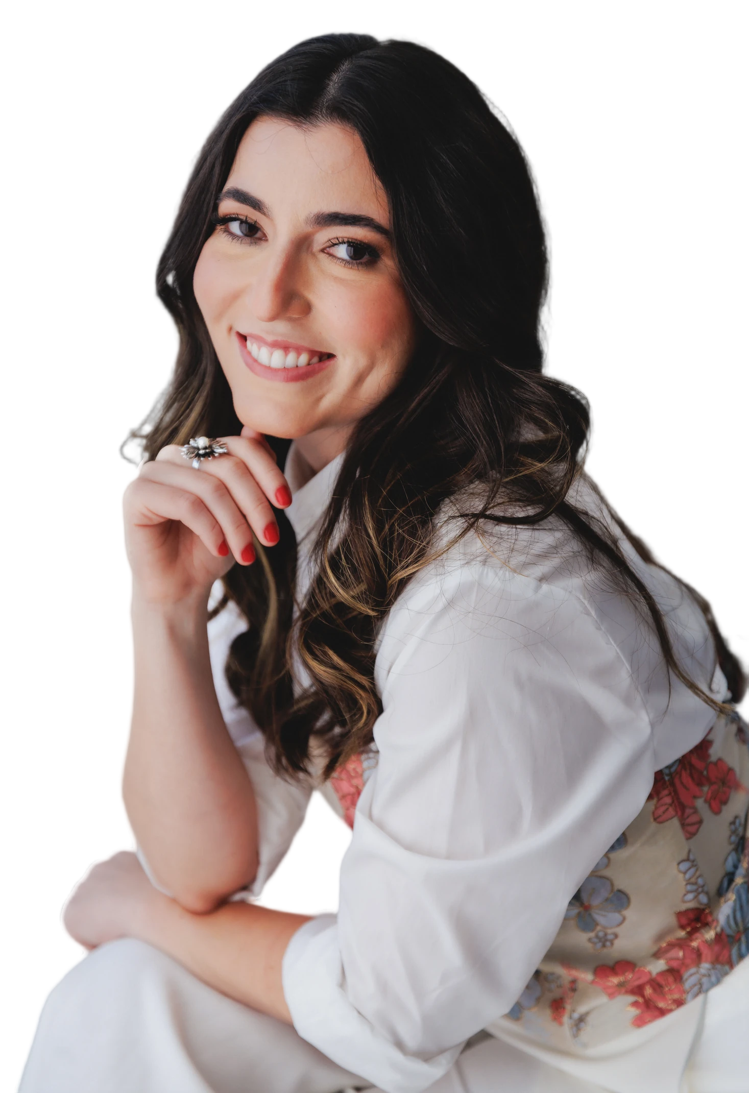 Dra. Nabila Demachki sorrindo, com a mão no queixo